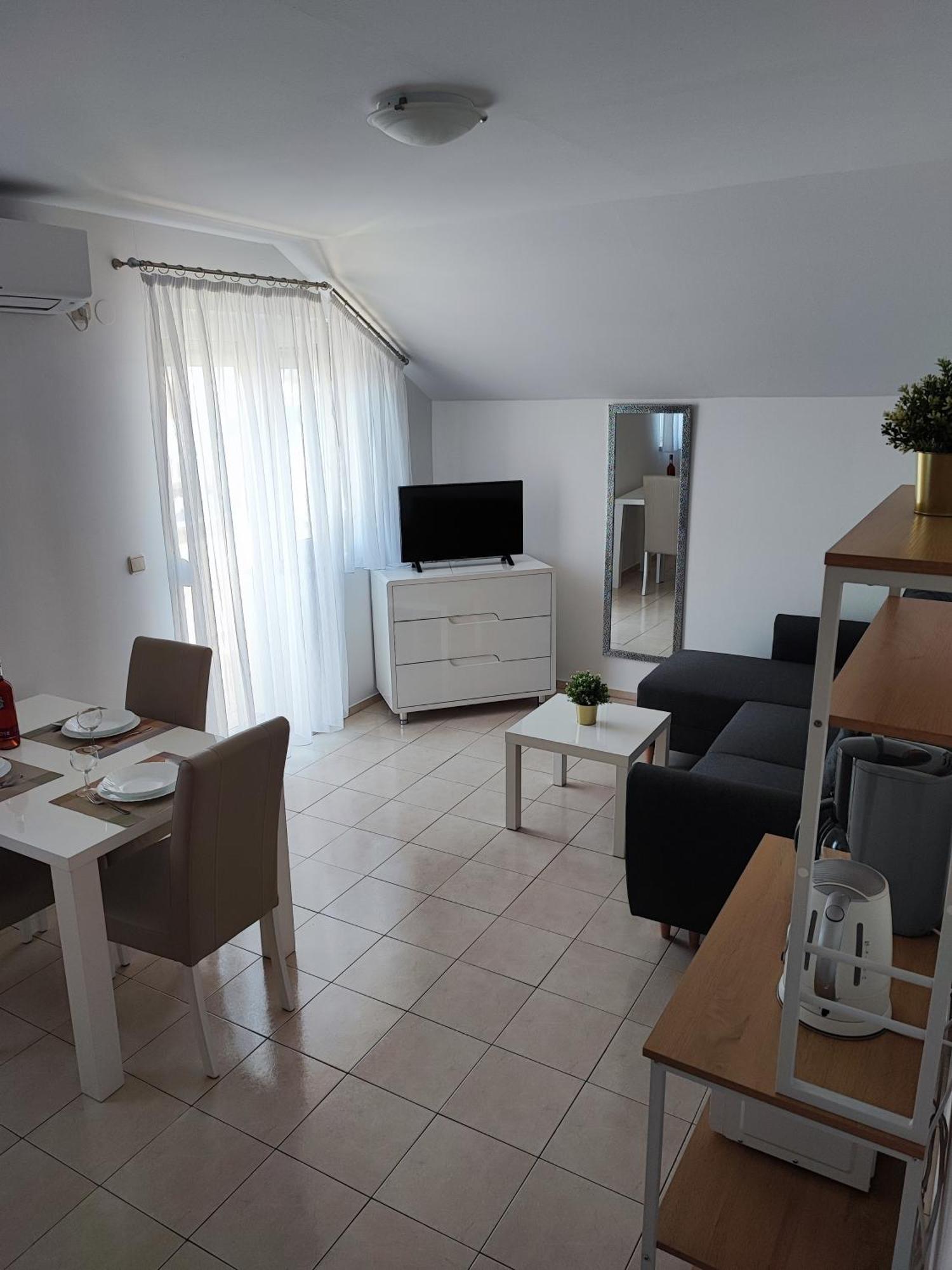 Antonella * Betina (Sibenik-Knin)